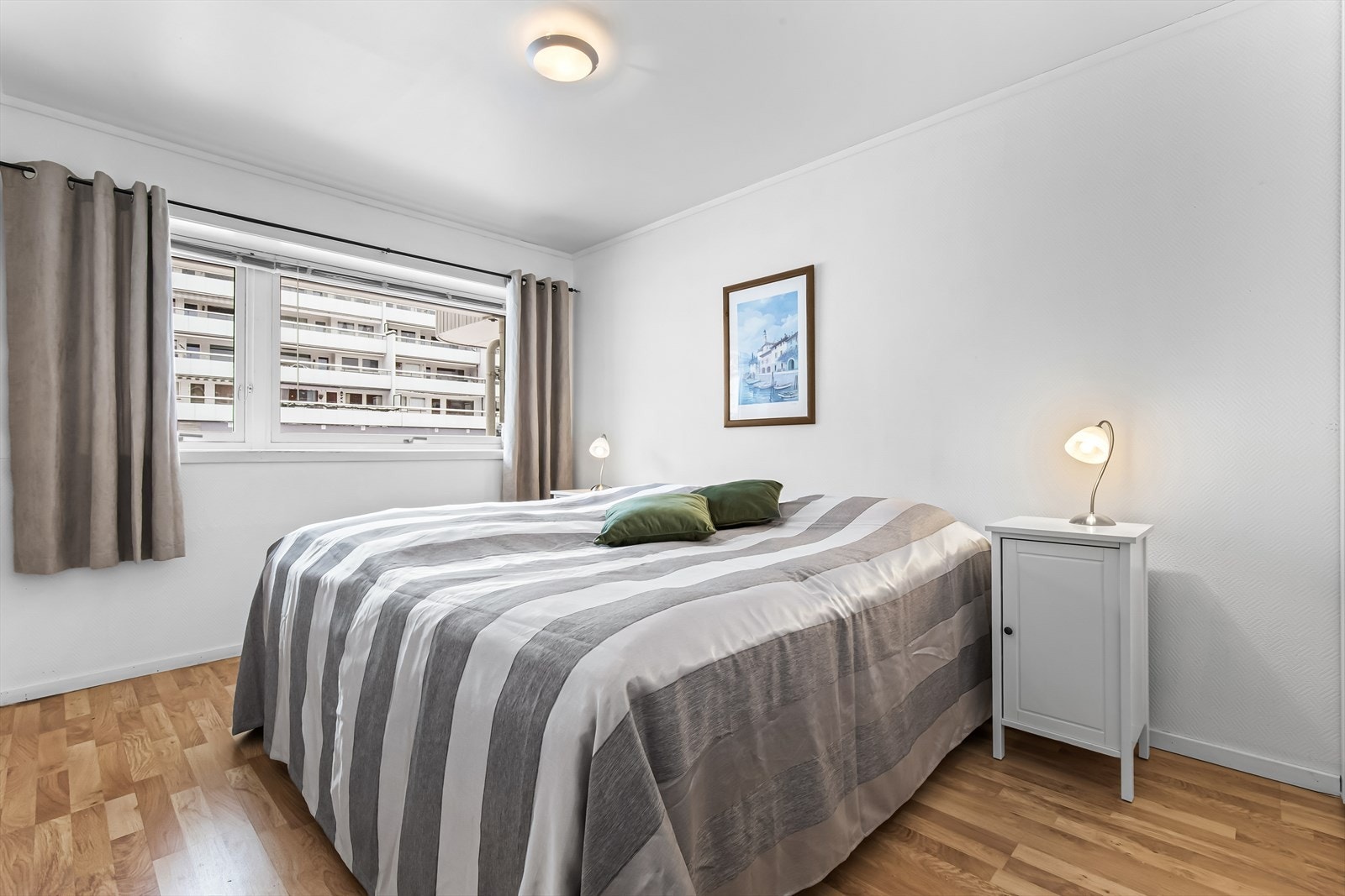 Leiligheten har tre soverom av ulik størrelse, alle med gode muligheter for fleksibel bruk. Galleribilde