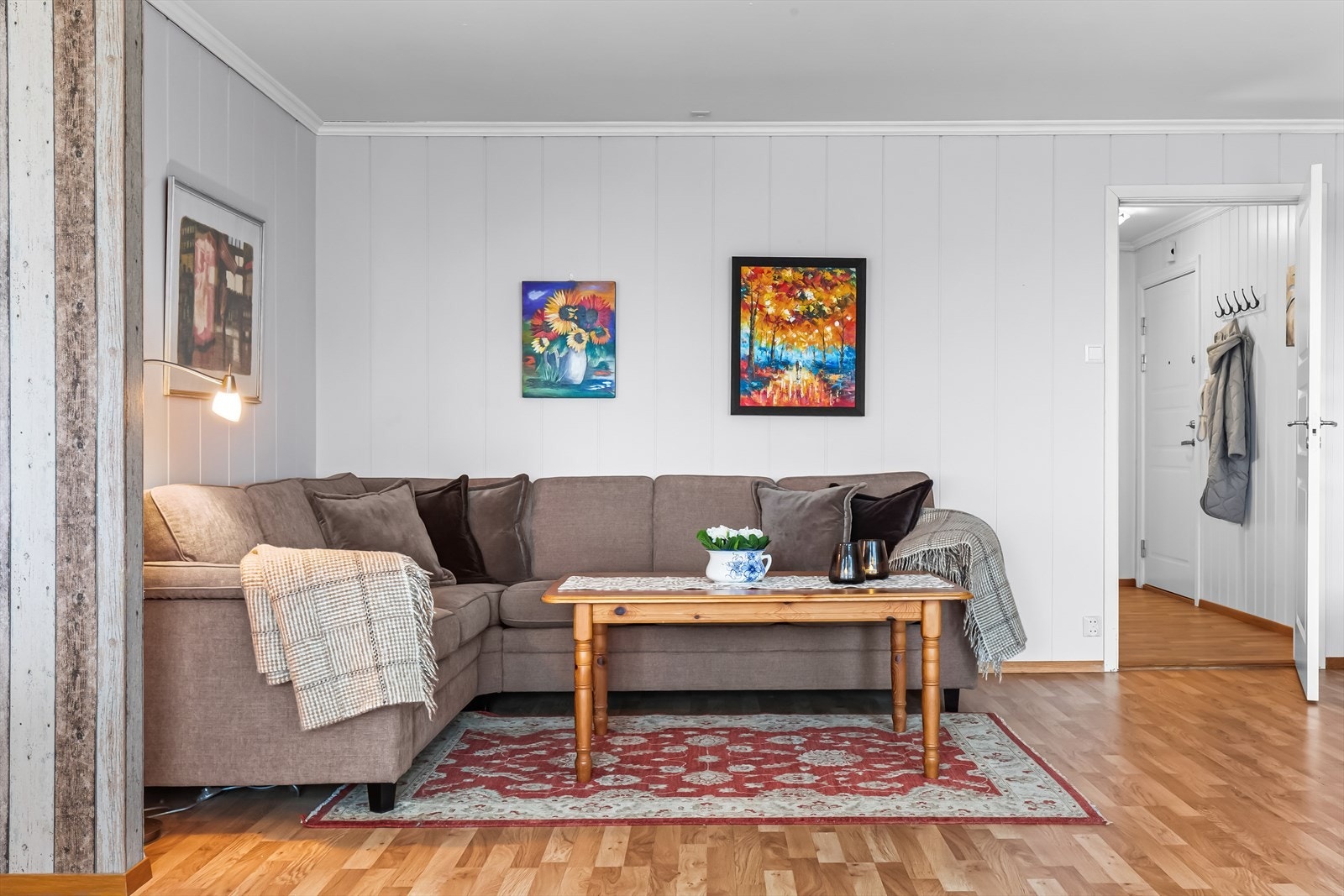 Her er det god plass til både sofagruppe og spiseplass, og kjøkkenet ligger i en delvis åpen løsning som samtidig gir naturlig adskillelse. Galleribilde