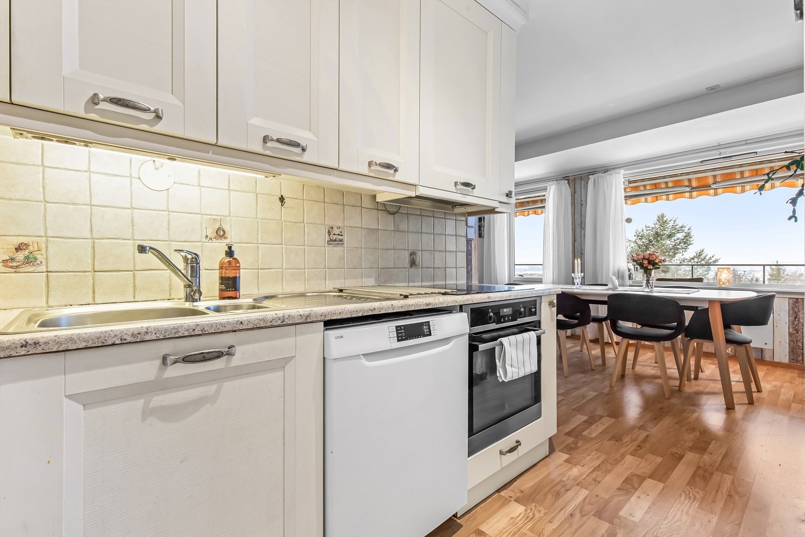 Kjøkkenet er utstyrt med platetopp, stekeovn, kjøl/fryseskap og oppvaskmaskin, og gir gode arbeidsforhold for både matlaging og hverdagslige måltider. Galleribilde