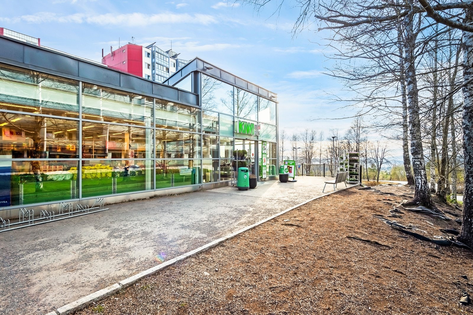 Dagligvarehandel er lett tilgjengelig med både Kiwi og Coop Extra i nærheten. For et større utvalg av butikker og servicetilbud ligger Strømmen Storsenter kun en kort tur unna. Galleribilde