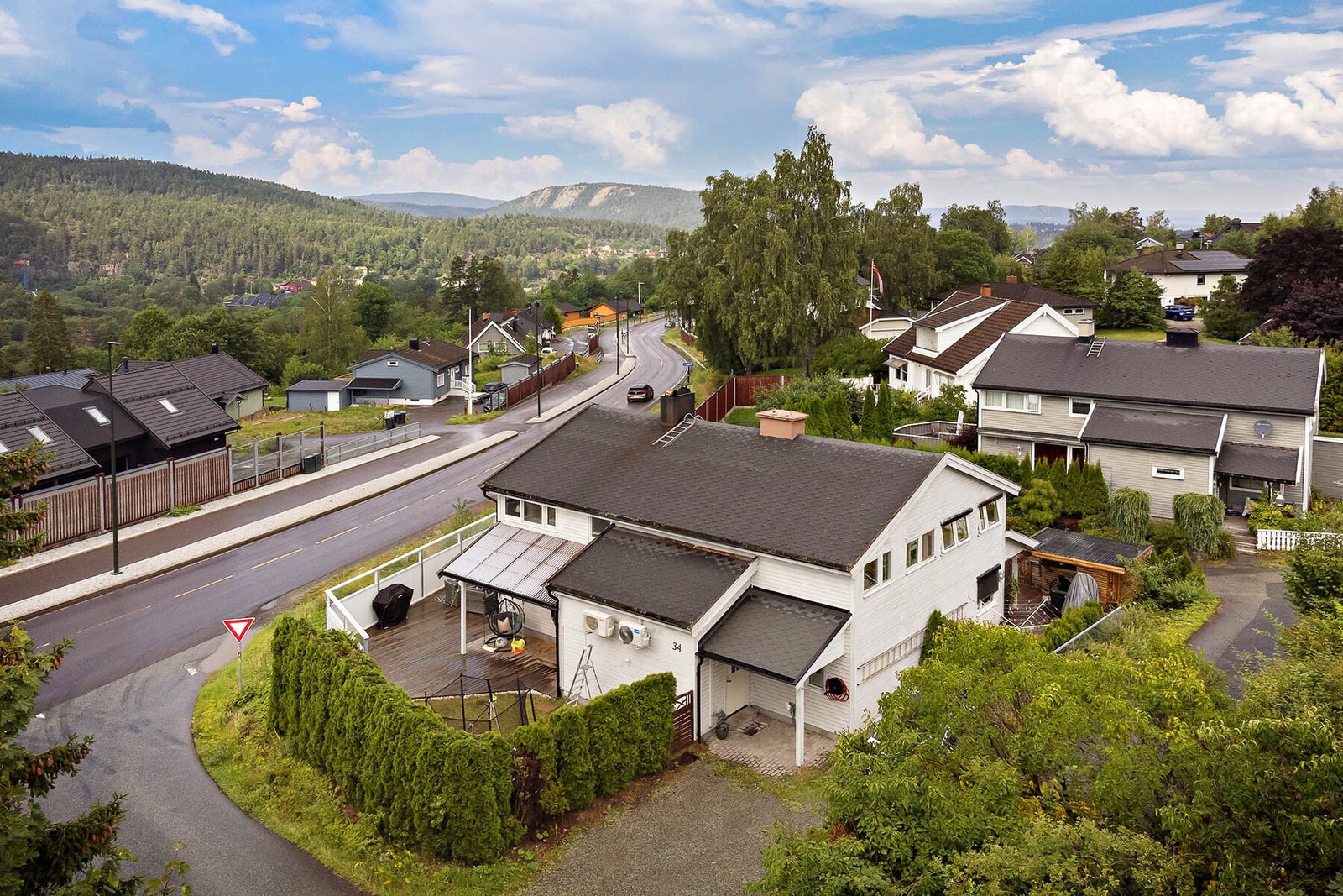 Boligen ligger lett tilgjengelig ved Røykenveien, noe som gir enkel adkomst til Asker, Røyken og resten av Osloregionen. Galleribilde