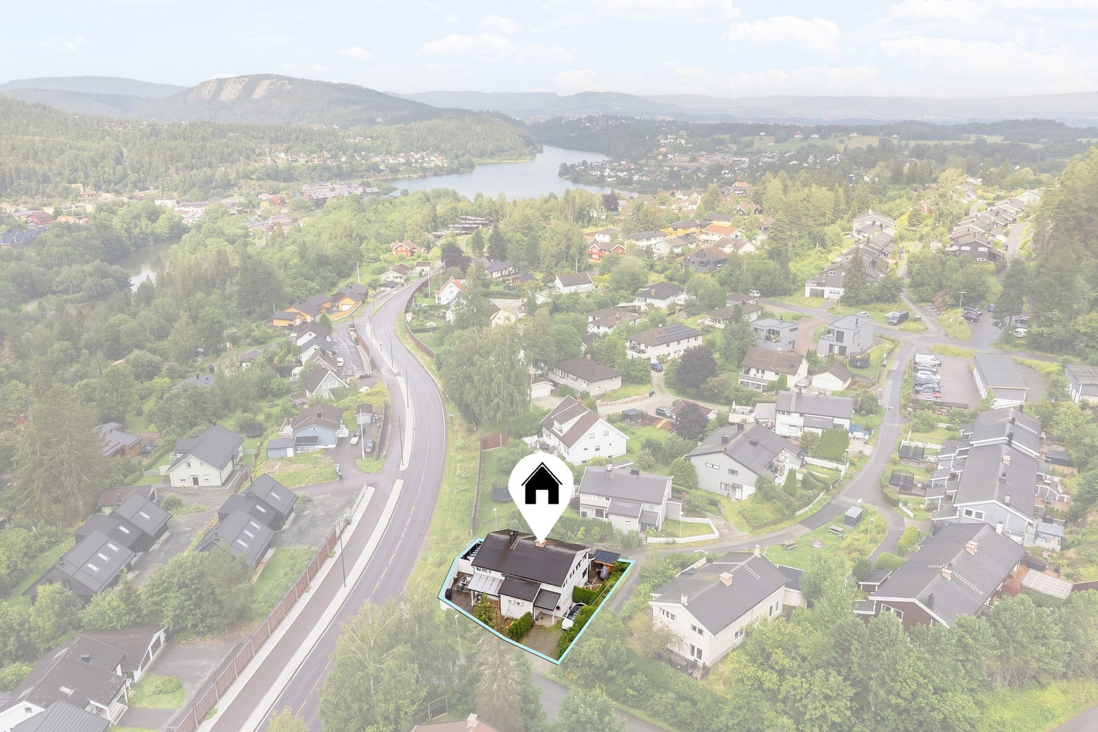 Eiendommen har familievennlig beliggenhet i et hyggelig nabolag i Heggedal i Asker kommune. Galleribilde