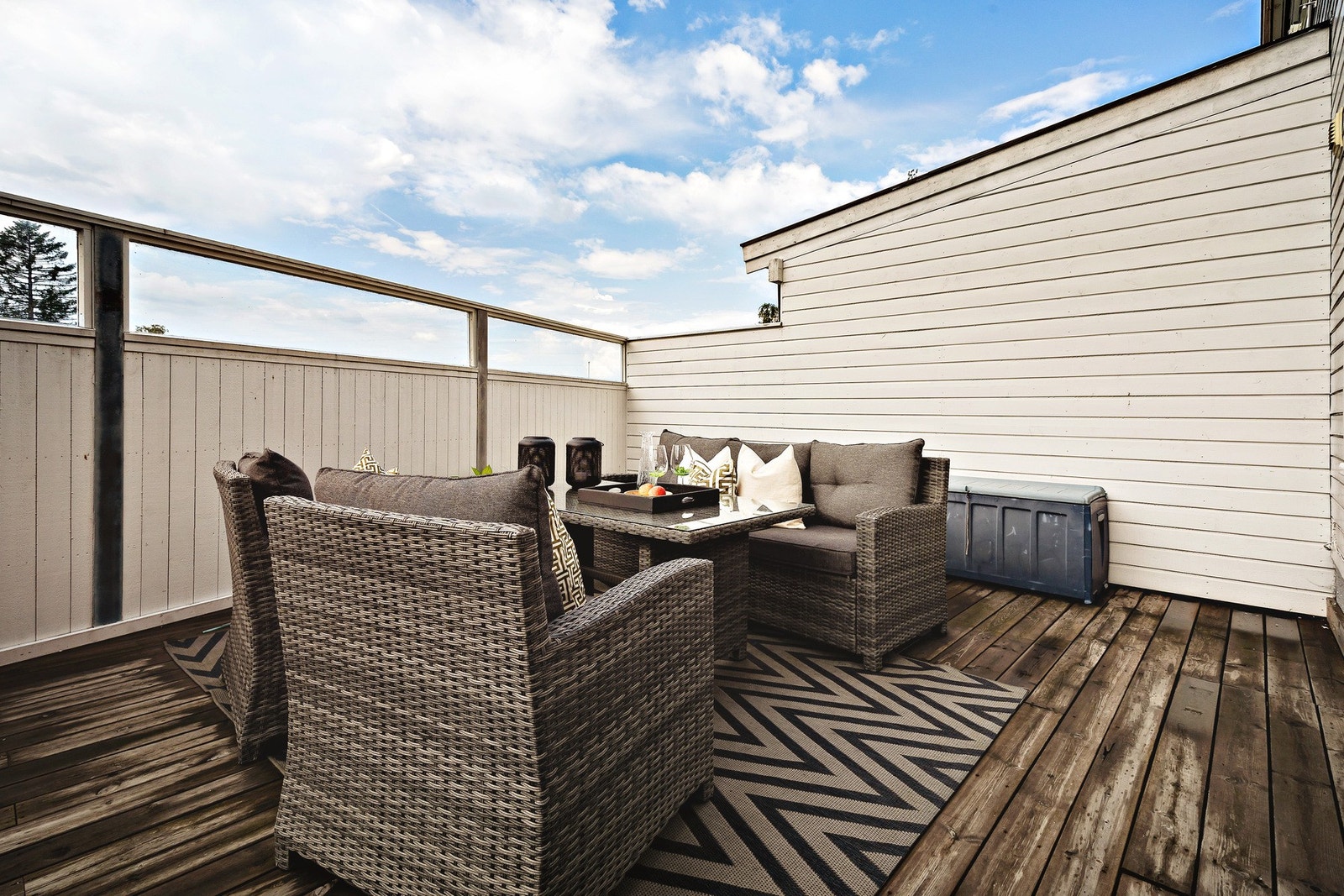 Terrassen strekker seg langs husveggene mot sør og vest, og har med andre ord sol nesten hele dagen. Galleribilde