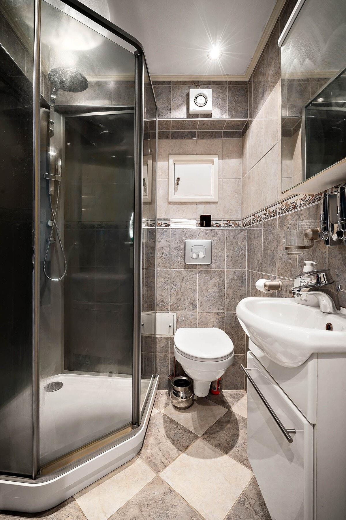 I tillegg til toalett, dusj og innredning, har kjellerbadet opplegg for vaskemaskin. Galleribilde