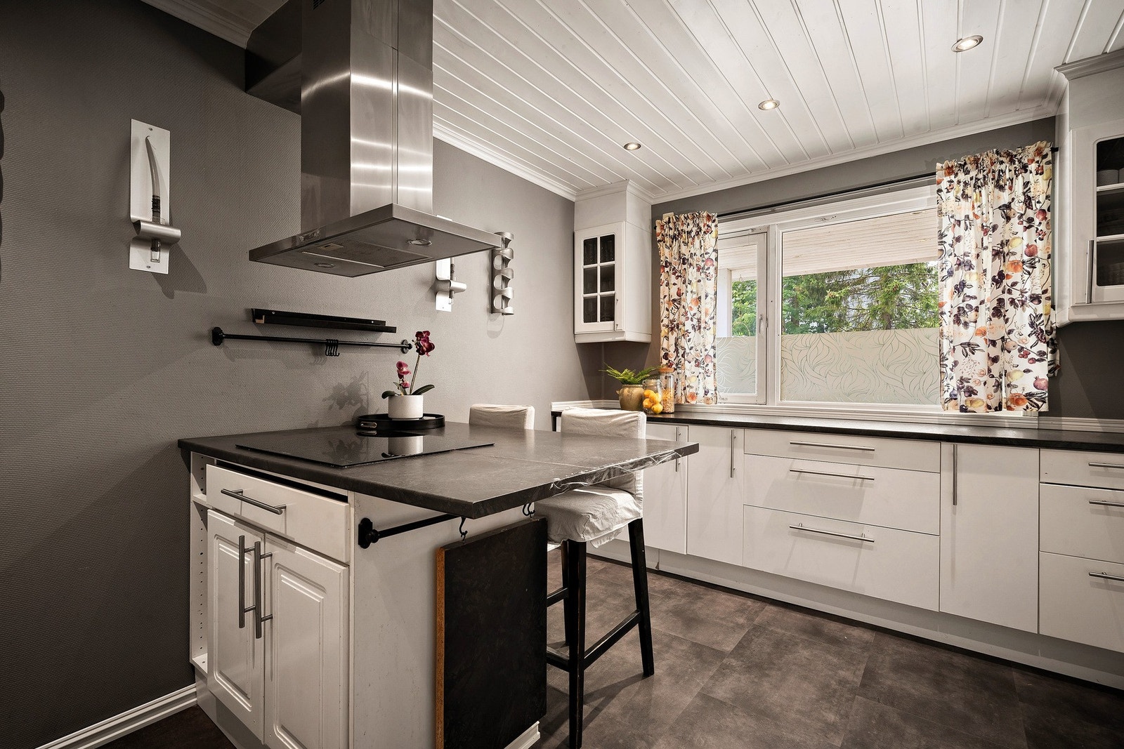 Kjøkkenet har integrert stekeovn og koketopp, og det er klargjort for integrert mikro eller kaffemaskin om ønskelig. Galleribilde