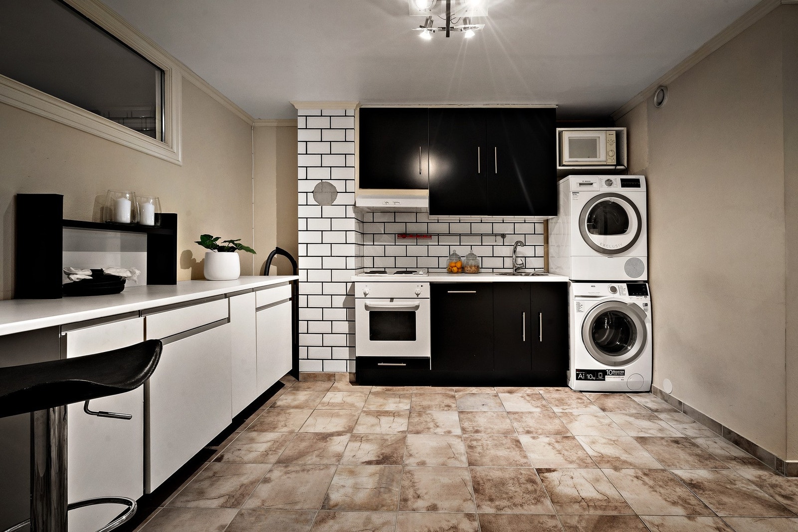 I kjelleren er det et velutstyrt kjøkken - ypperlig for deg som ønsker hobbyrom eller hjemmekontor. Galleribilde