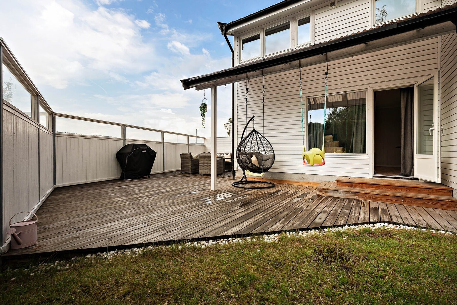 Uteområdet er omkranset av høy hekk og solide levegger, som gir god støyskjerming og ekstra privatliv. Galleribilde