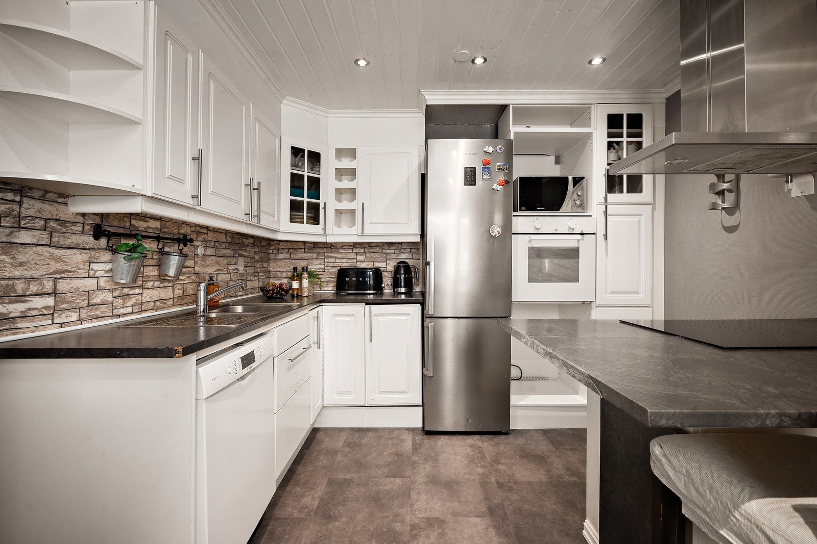 Boligen har en 200 liters varmtvannsbereder under trappen i kjelleren. Galleribilde