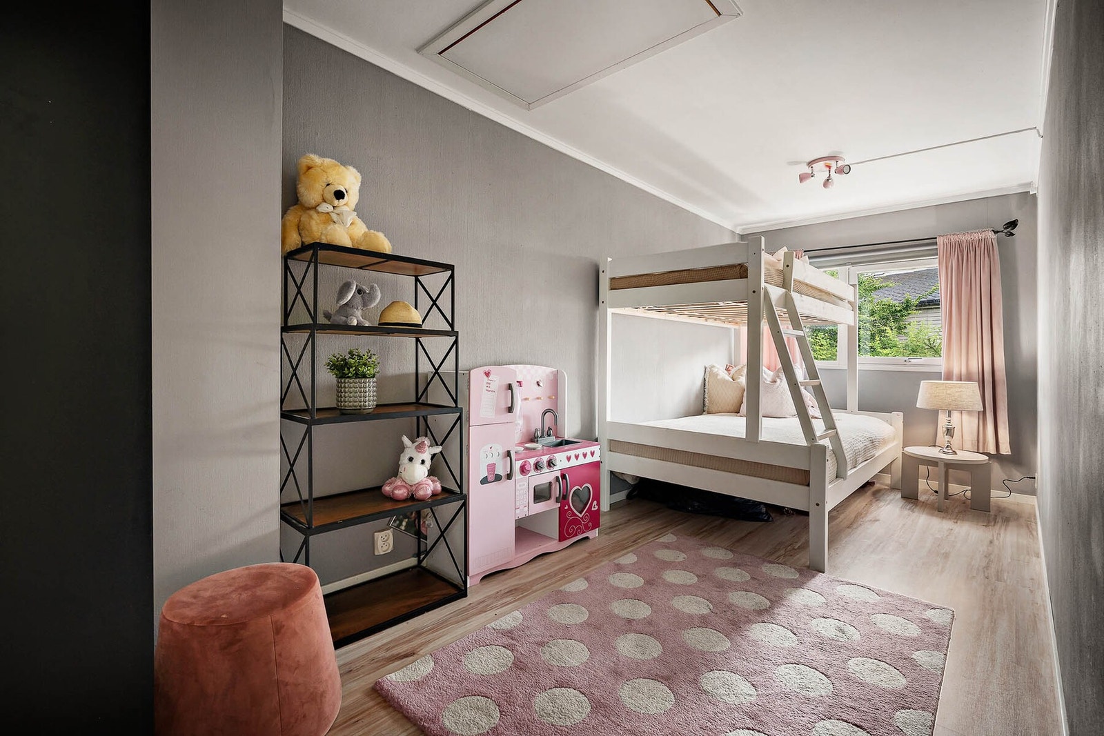 Det er ekstra lagringsplass på loftet. Galleribilde