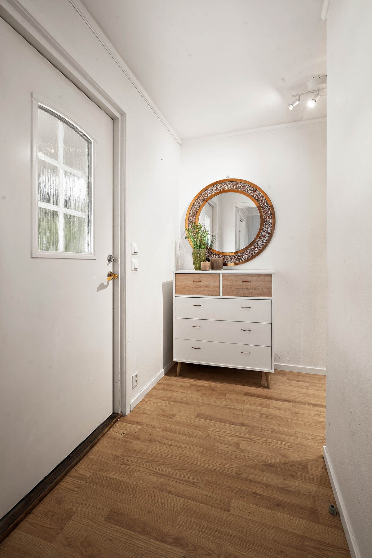 Entreens utforming gjør det enkelt å innrede med garderobemøblement etter behov. Galleribilde