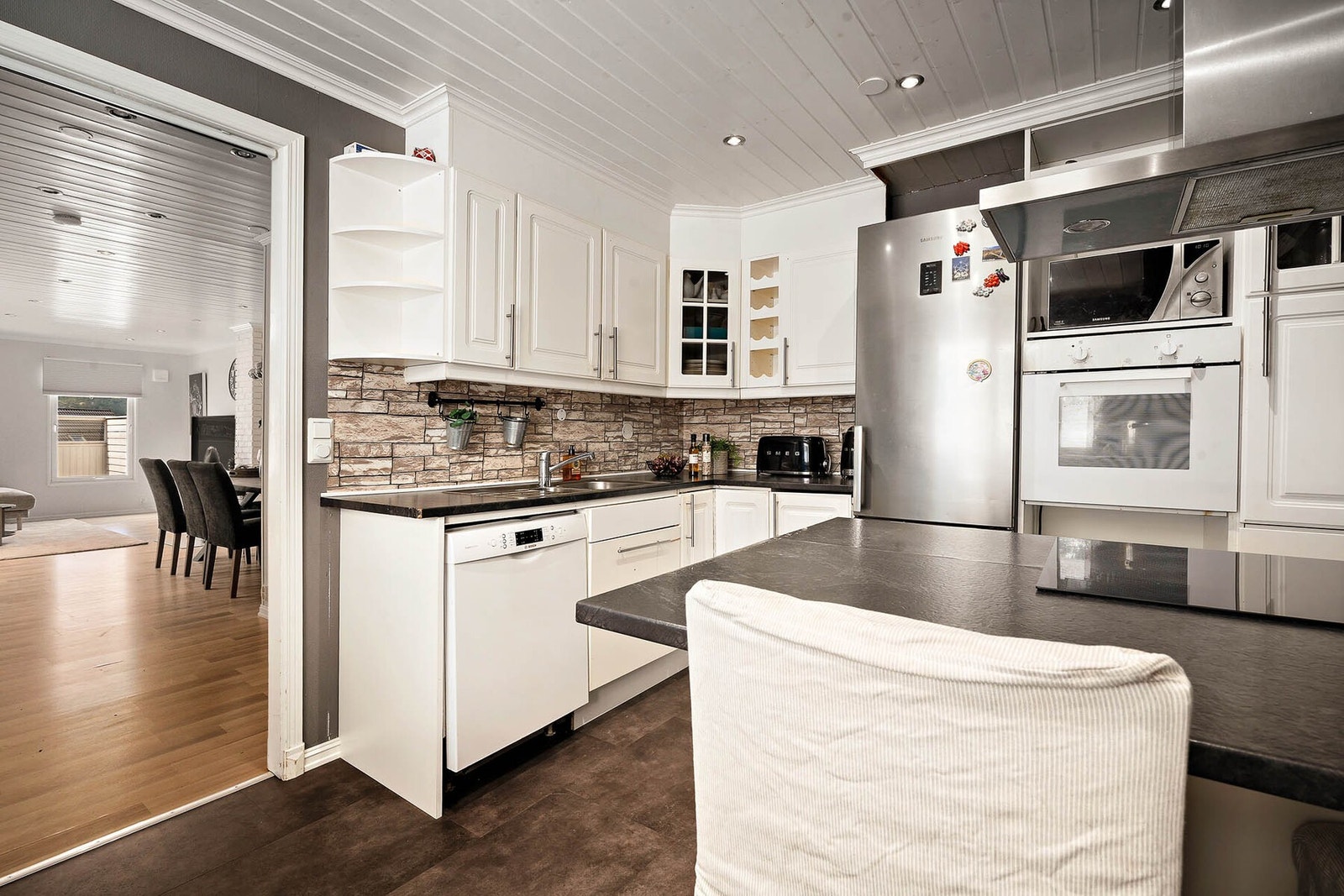 Kjøkkenet byr på mye skap- og benkeplass, integrerte hvitevarer og en praktisk halvøy for enkle måltider og lekselesing. Galleribilde