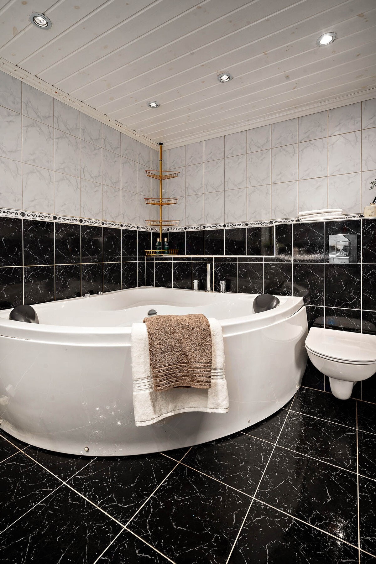 Hovedbadet er et velværebad med god størrelse og hjørneboblebad. Galleribilde