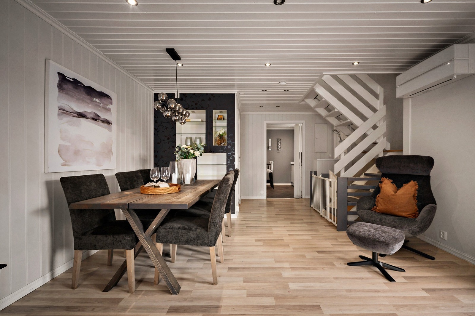 Gulvet har laminat, mens veggene har malte panelplater. Galleribilde