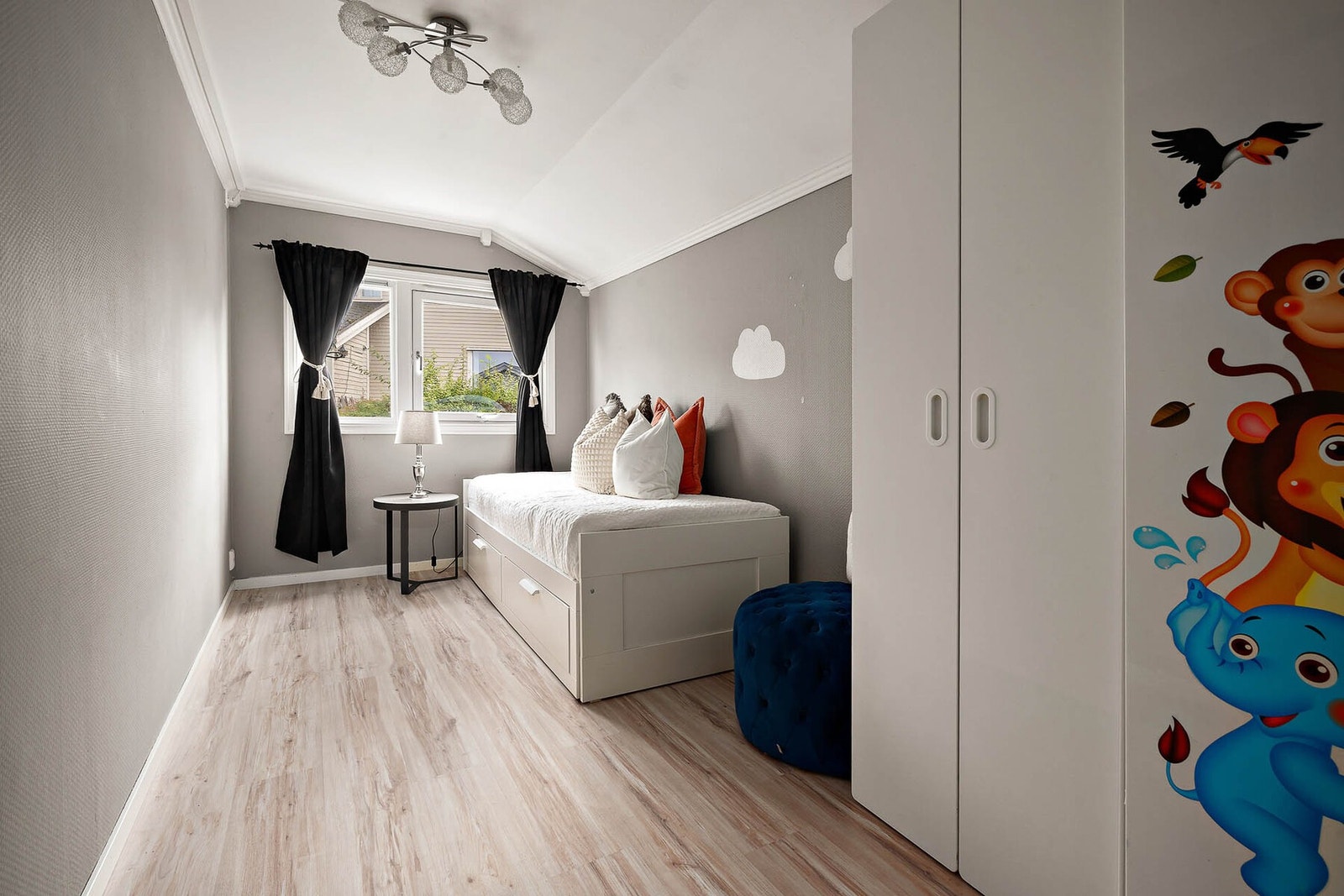 Boligen har tre gode soverom i andre etasje. Galleribilde