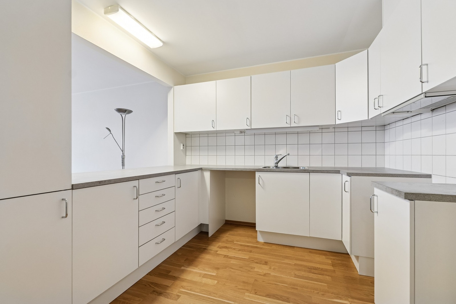 Her er det en åpning mot stuedelen som gir deg muligheten til å få lysinnslipp fra og utsyn til stuen. Galleribilde