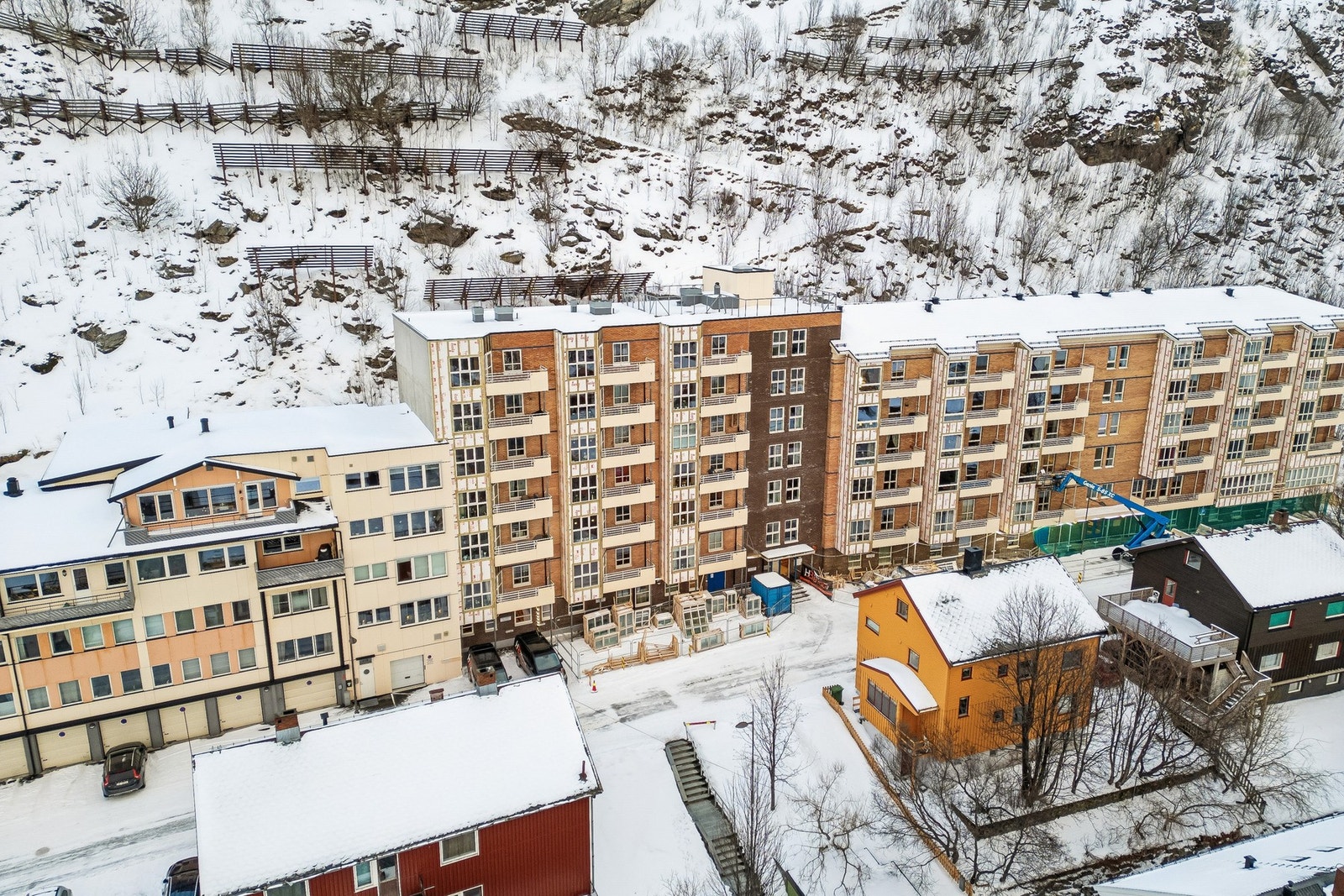 Boligen ligger svært sentralt og populært til i Hammerfest sentrum ved bykjernen. Nærområdet har et variert utvalg av blokk- og boligbebyggelse, kulturhus, kino, butikker, m.m. Galleribilde
