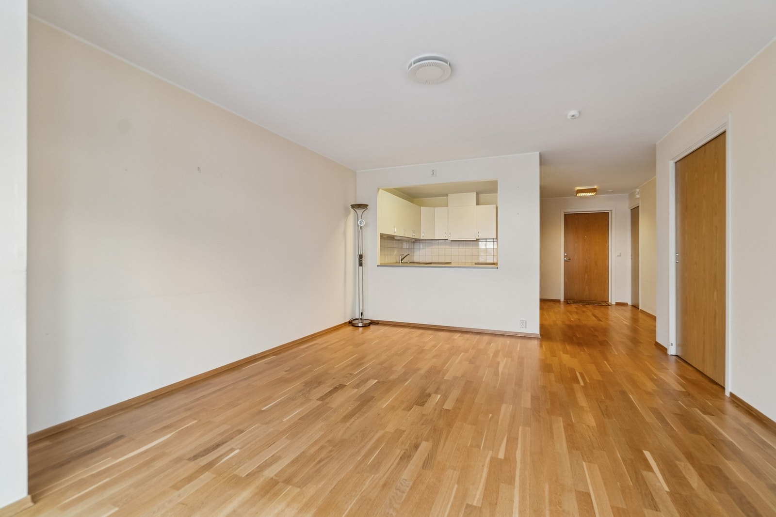 Stuen gir et luftig inntrykk takket være rikelig med lysinnslipp og en åpen planløsning mot gangen. Galleribilde