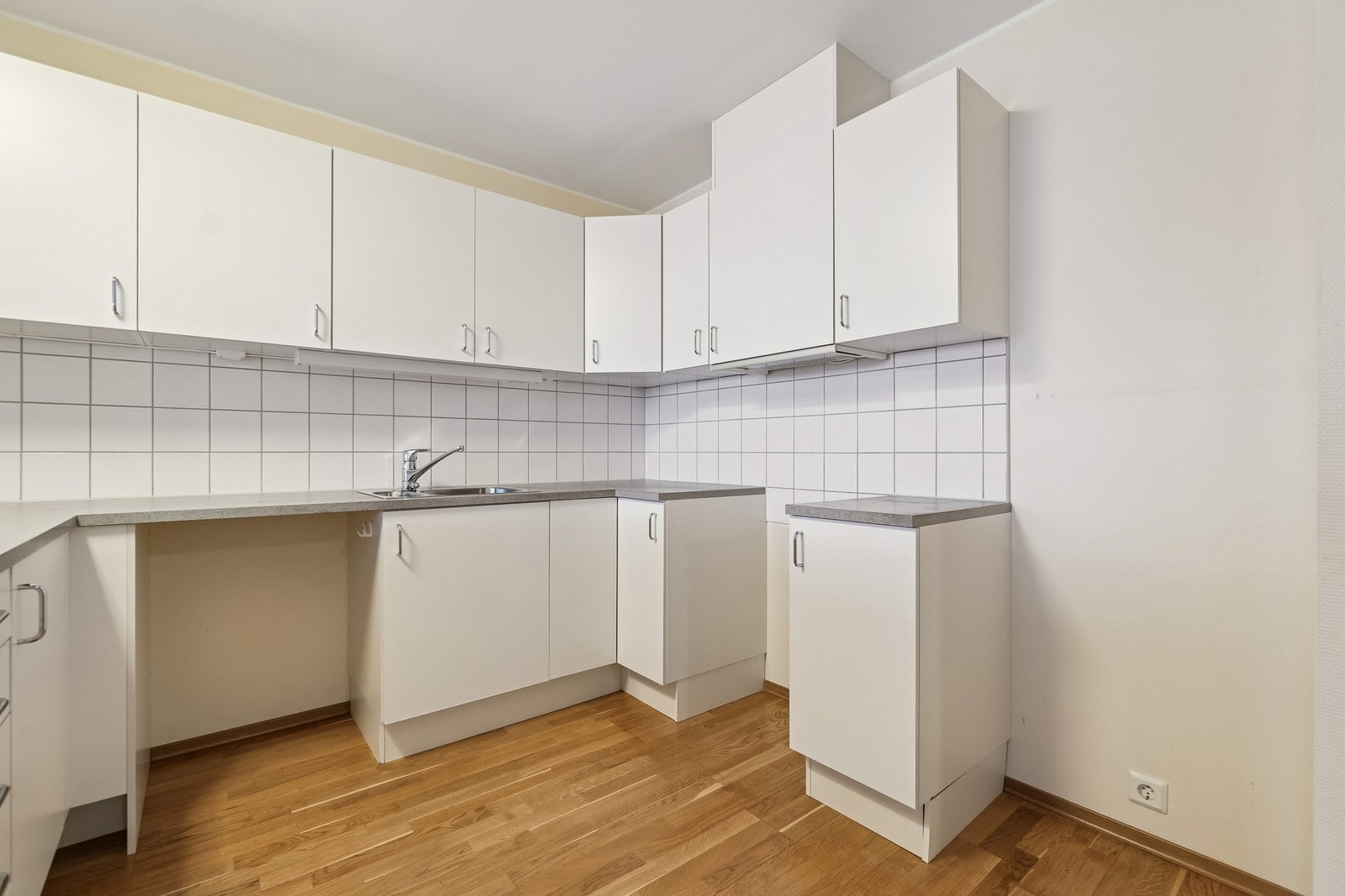 Kjøkkeninnredningen har en lys utførelse og strekker seg langs 3 vegger, og har rikelig med oppbevaringsplass. Galleribilde