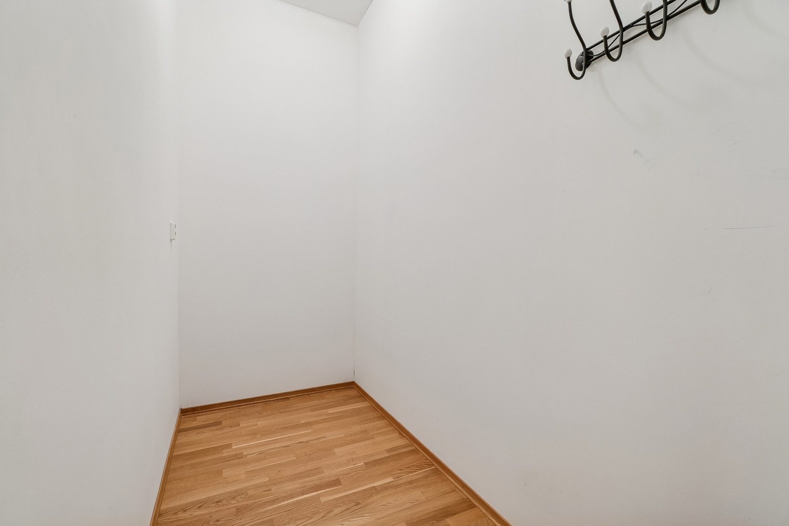 Du har rikelig med lagringsplass i to innvendige boder i leiligheten, og en tilhørende bod i byggets 1.etasje. Galleribilde