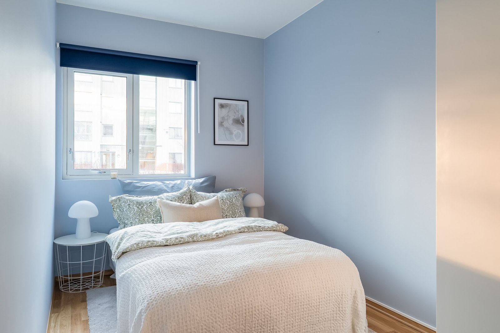 Soverommene er plassert på hver sin side av stuen (se plantegning). Galleribilde