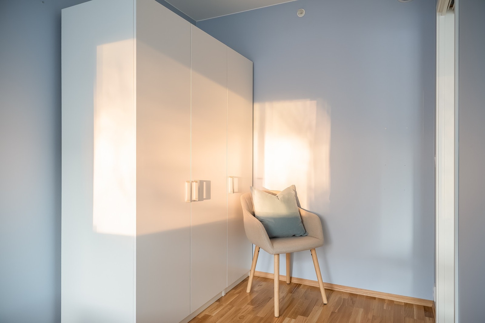 Garderobeskap medfølger i handelen. Galleribilde