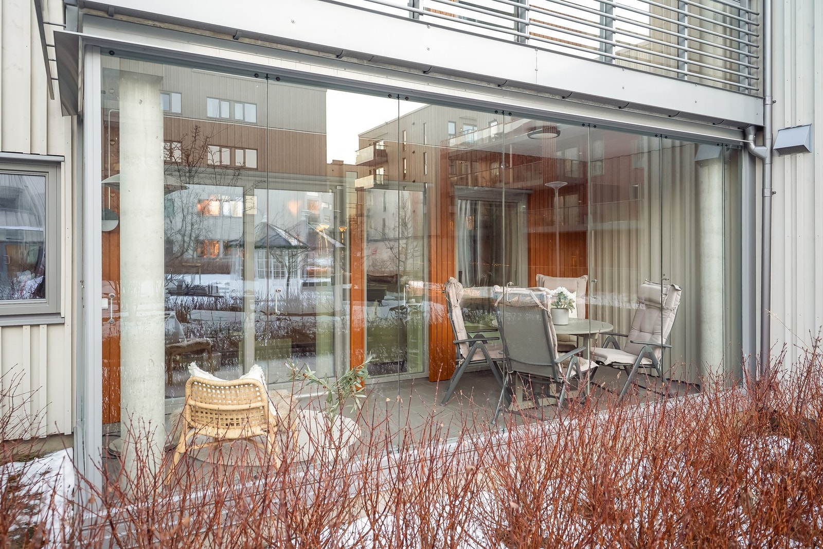 Verandaen vender mot fine grøntareal og har gode solforhold på dagtid. Galleribilde