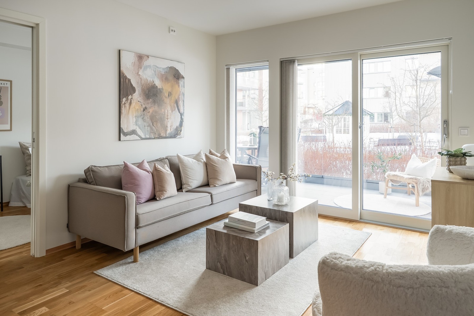 Fin stue med god plass til sofaløsning. Galleribilde