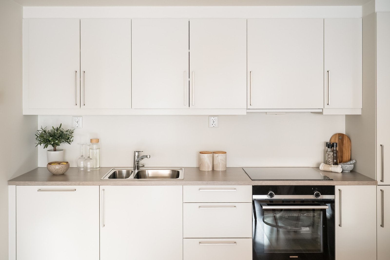 Pent kjøkken med integrerte hvitevarer. Galleribilde