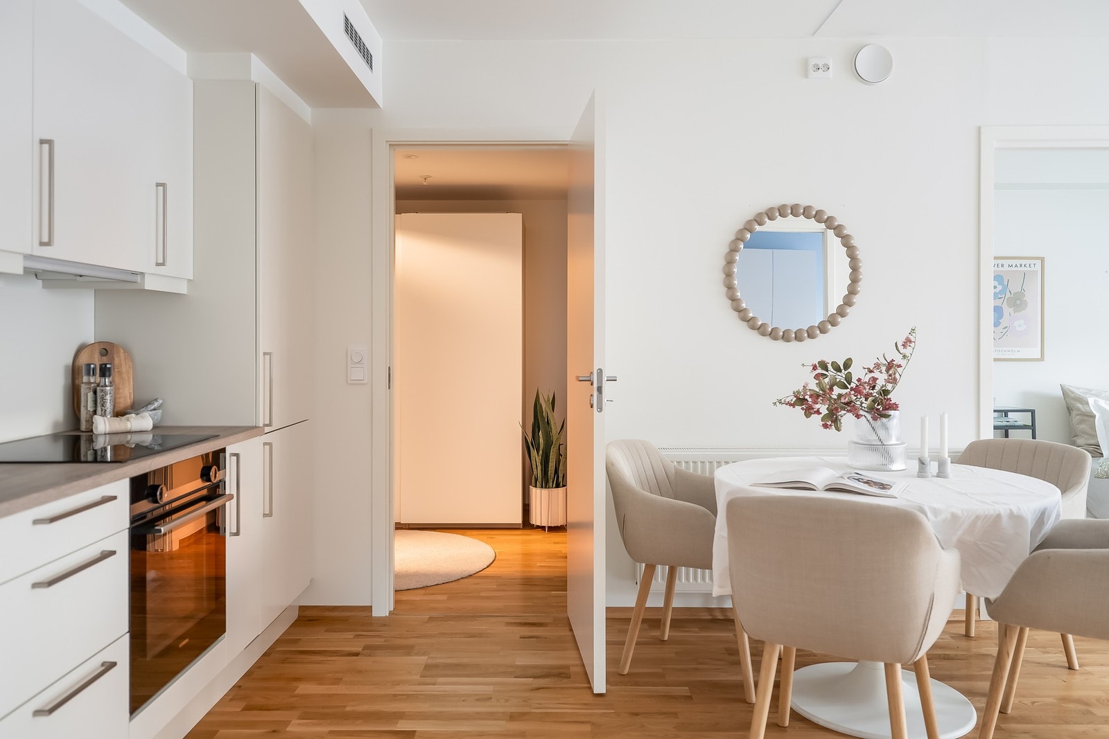 Leiligheten har god planløsning og et areal på 65 kvm inkl. verandaen. Galleribilde