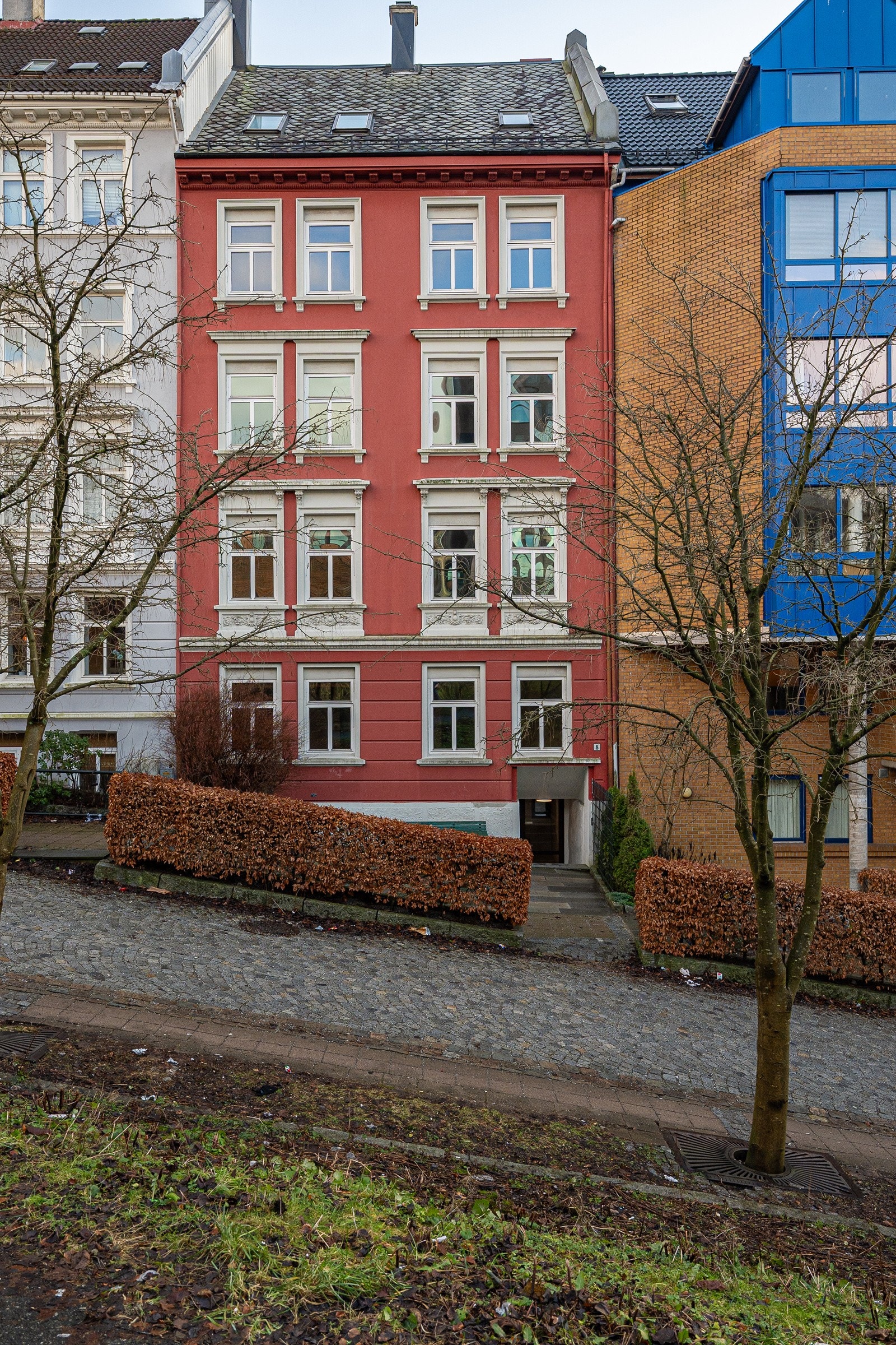 Leiligheten ligger i byggets tredje etasje og har rikelig med lysinnslipp Galleribilde