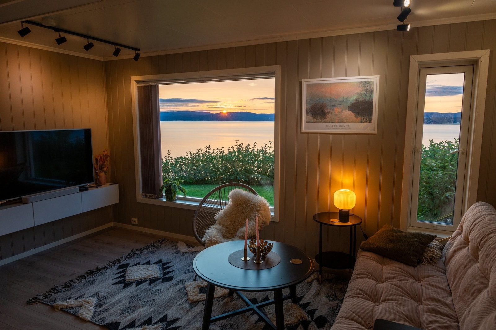 Stue i utleiedelen. God utsikt fra stuen. Galleribilde