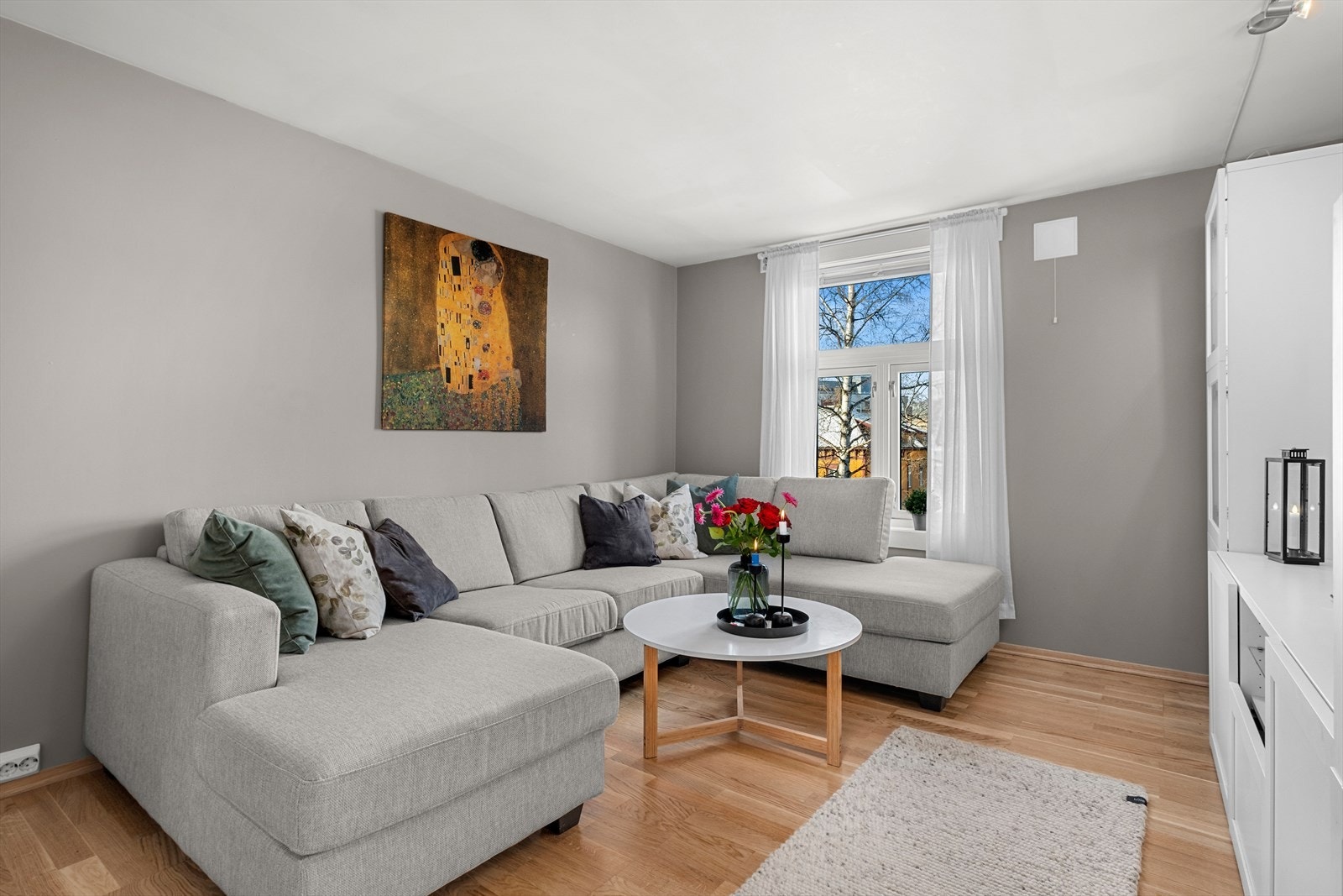 Vinduene er fra 2016, har fått tilstandsgrad 1 av takstmann. De store vindusflatene slipper inn rikelig med naturlig lys Galleribilde