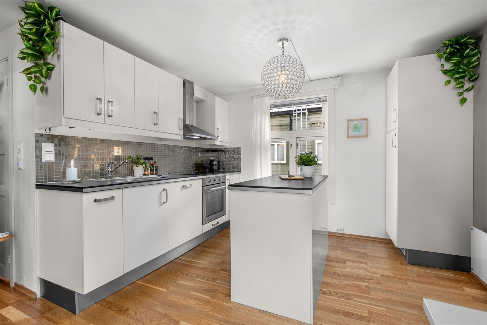 Her får du integrerte hvitevarer som kjøleskap, oppvaskmaskin, platetopp, stekeovn og avtrekksvifte Galleribilde