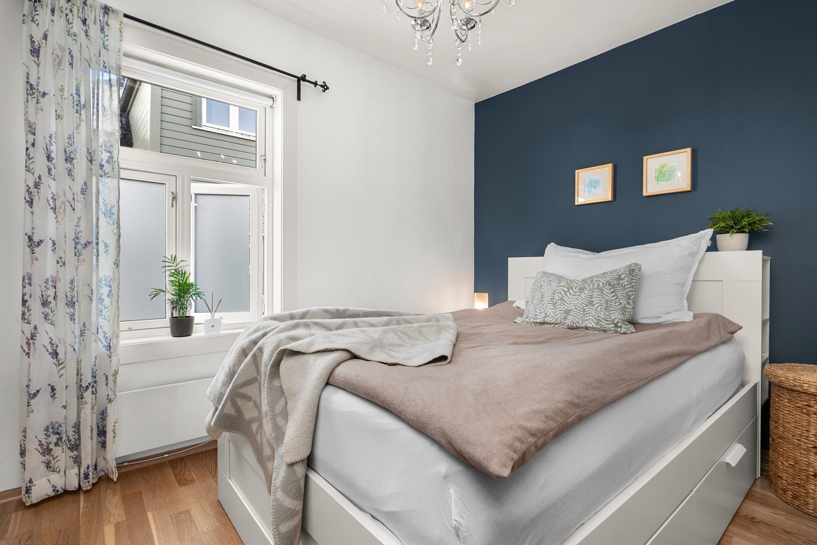 Hovedsoverommet på 10,6 m² har godt med lysinnslipp og fleksible møbleringsmuligheter Galleribilde