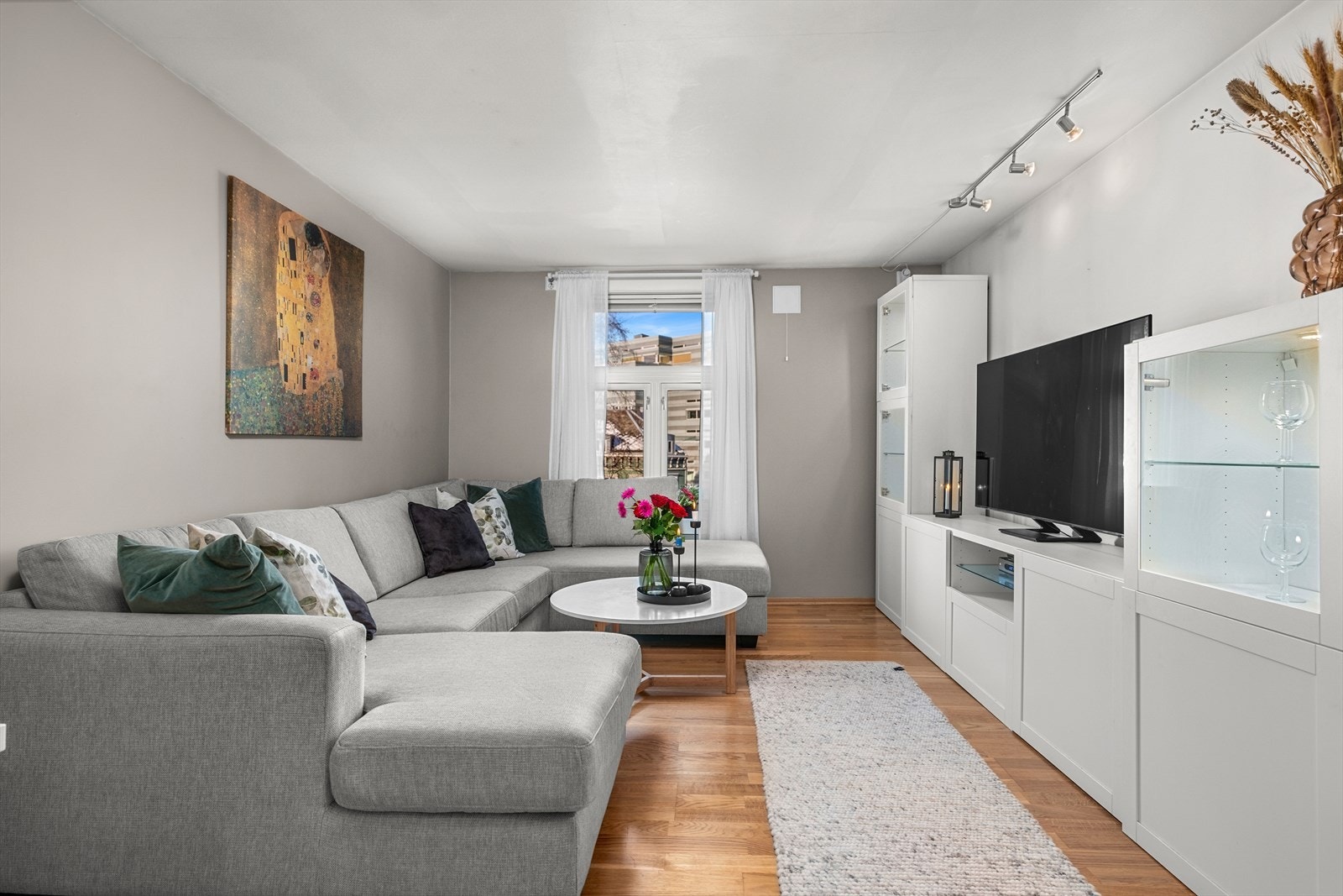 Leiligheten har elektrisk oppvarming, og er utstyrt med panelovner og varmekabler på baderommet Galleribilde