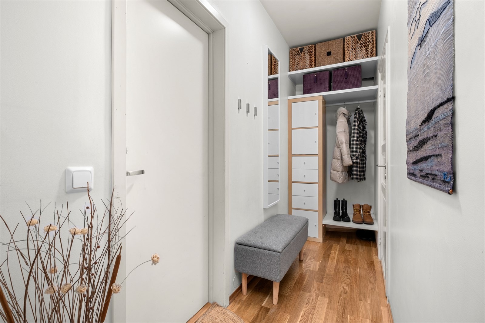 Entréen er 5,7m² og har en praktisk løsning for oppbevaring av sko og yttertøy Galleribilde