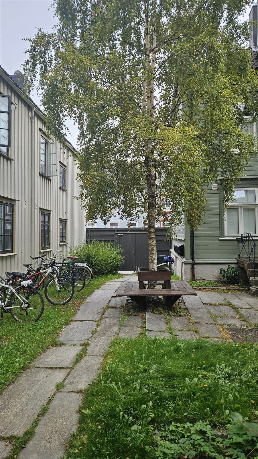 Ved uteområdet har det blitt bygget en stor port, skiftet postkasser, fått strøboks, fikset benker og det er plantet busker. Galleribilde