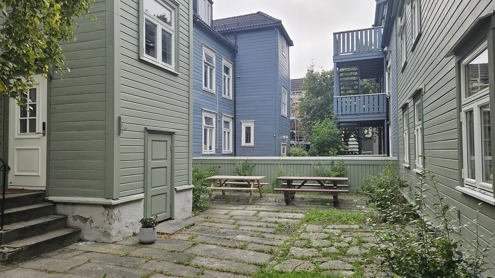 I bakgården er det etablert sittegrupper for beboerne. Perfekt om flere skal samles til hyggelige lag! Galleribilde