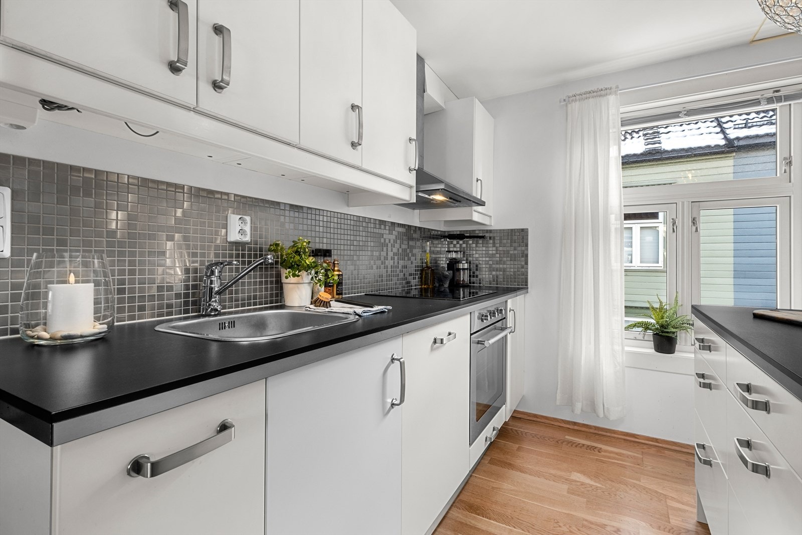 Kjøkkenet har fått tilstandsgrad 1 av takstmann og fremstår i pen stand Galleribilde