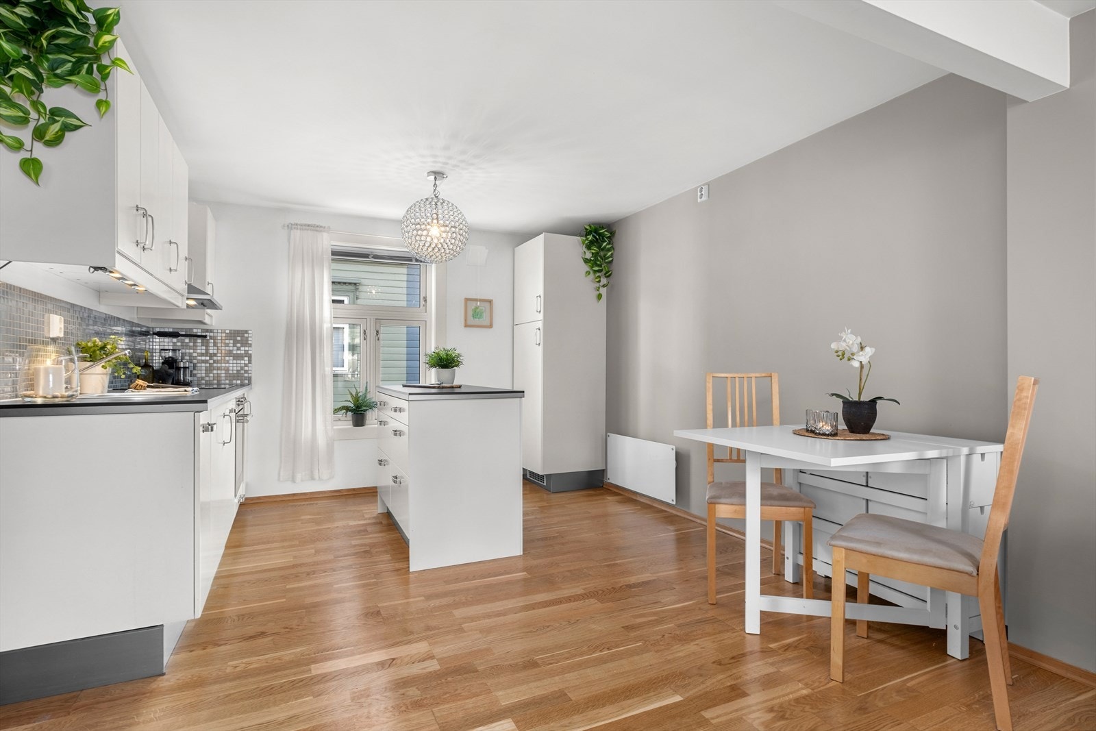 Leiligheten byr på en praktisk kjøkkenøy, som gir godt med oppbevaringsplass Galleribilde