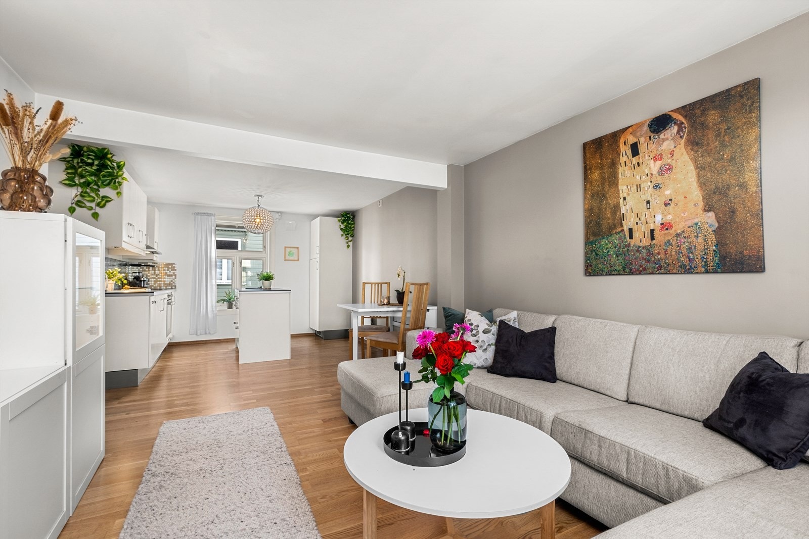 Her får du en romslig åpen stue- og kjøkkenløsning på 22,9m² Galleribilde