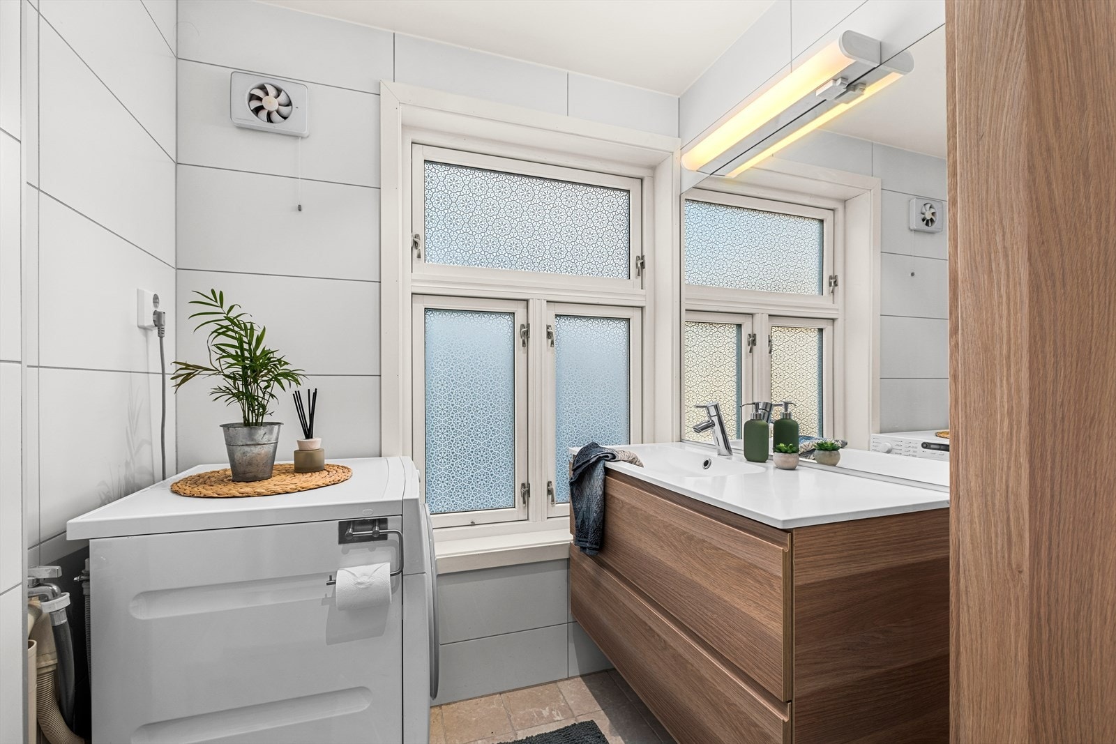 I følge selger er bader renovert i 2019 og er innredet med dusjkabinett, vegghengt wc, innredning med servant, opplegg for vaskemaskin (Kran og avløp) Galleribilde