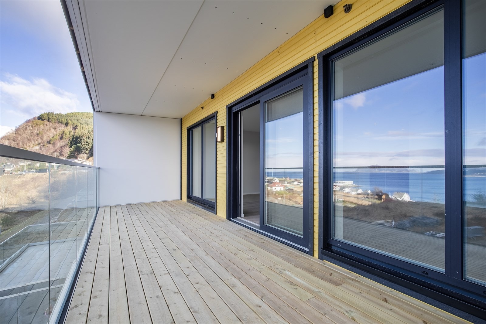 Veranda med takoverbygg og glassrekkverk Galleribilde