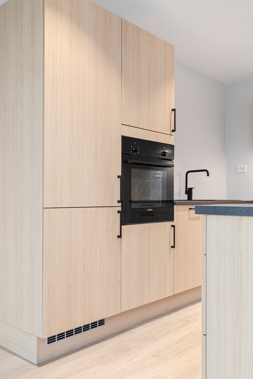 Lekkert og moderne kjøkken fra HTH med integrerte hvitevarer Galleribilde