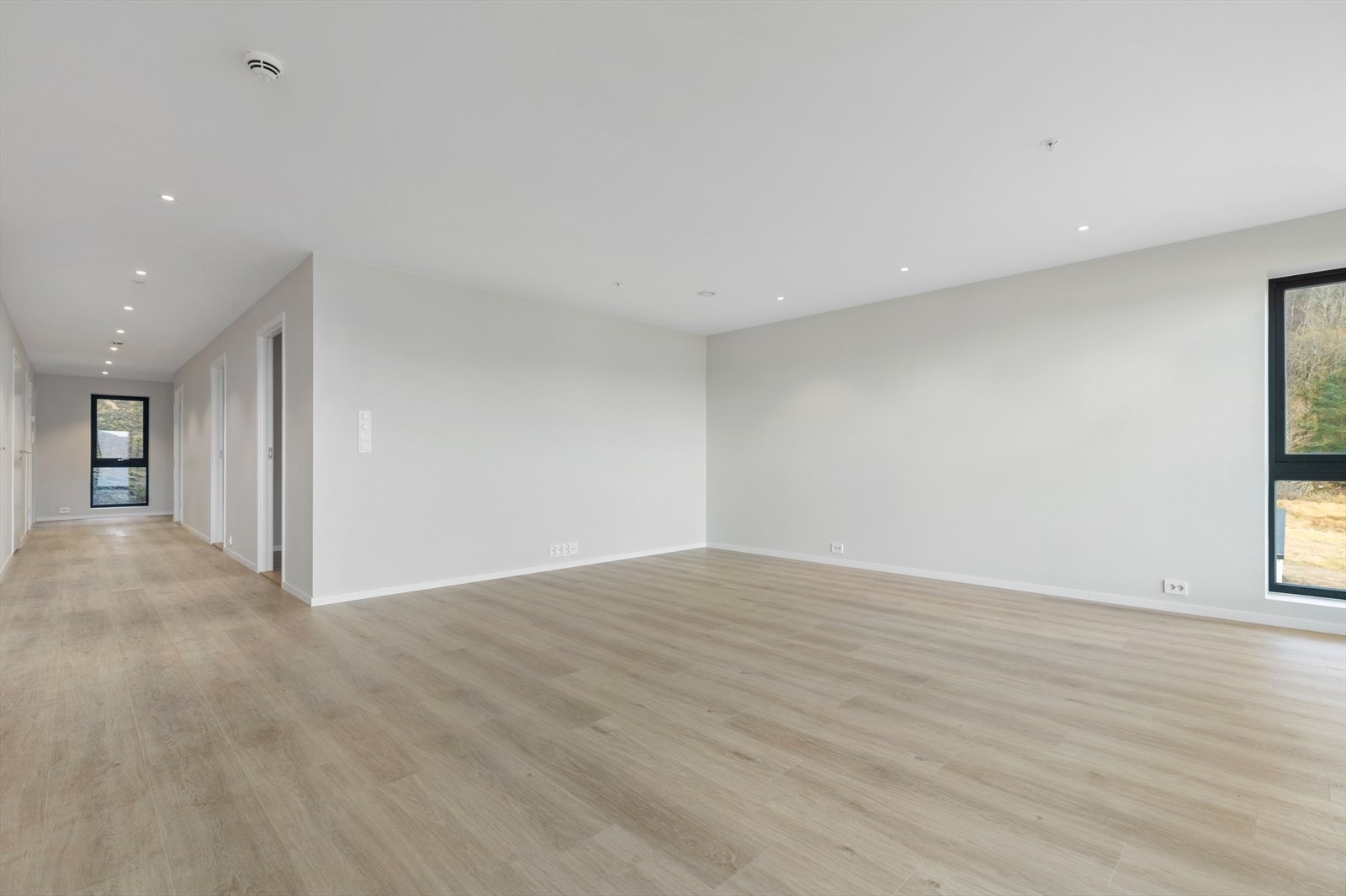 Lys om moderne leilighet med vannboren varme i gulv, spotter i himling og eller slette, lyse flater. Galleribilde