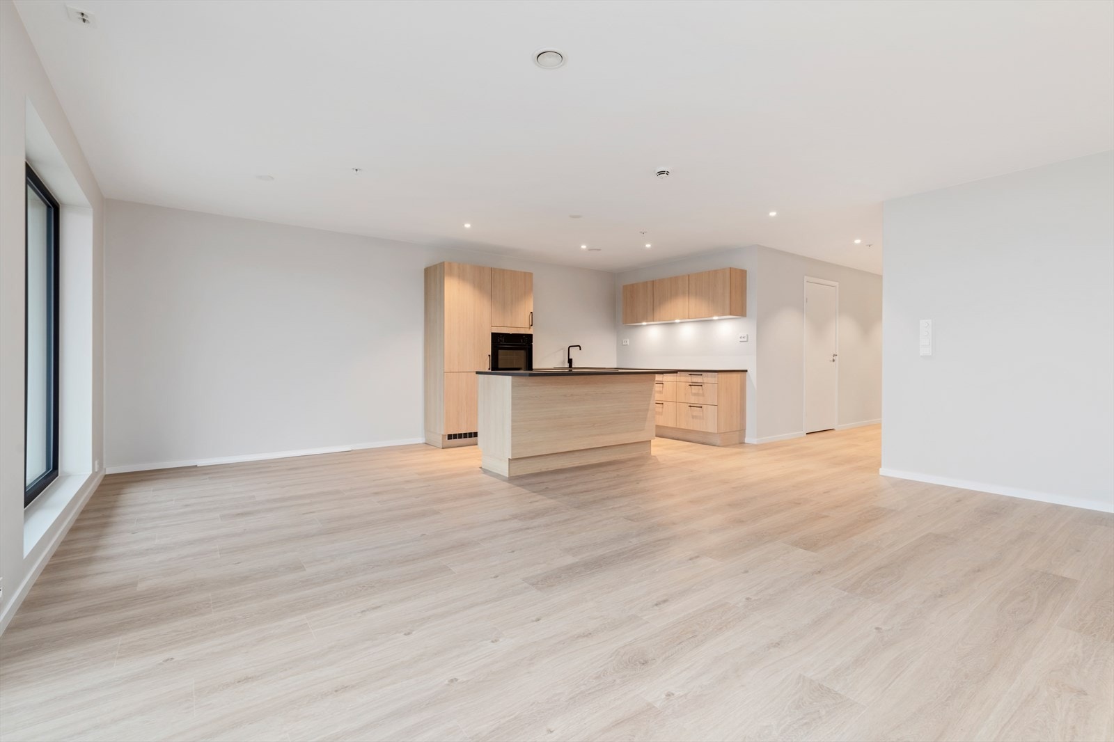 Romslig og åpen løsning i stue/kjøkken Galleribilde