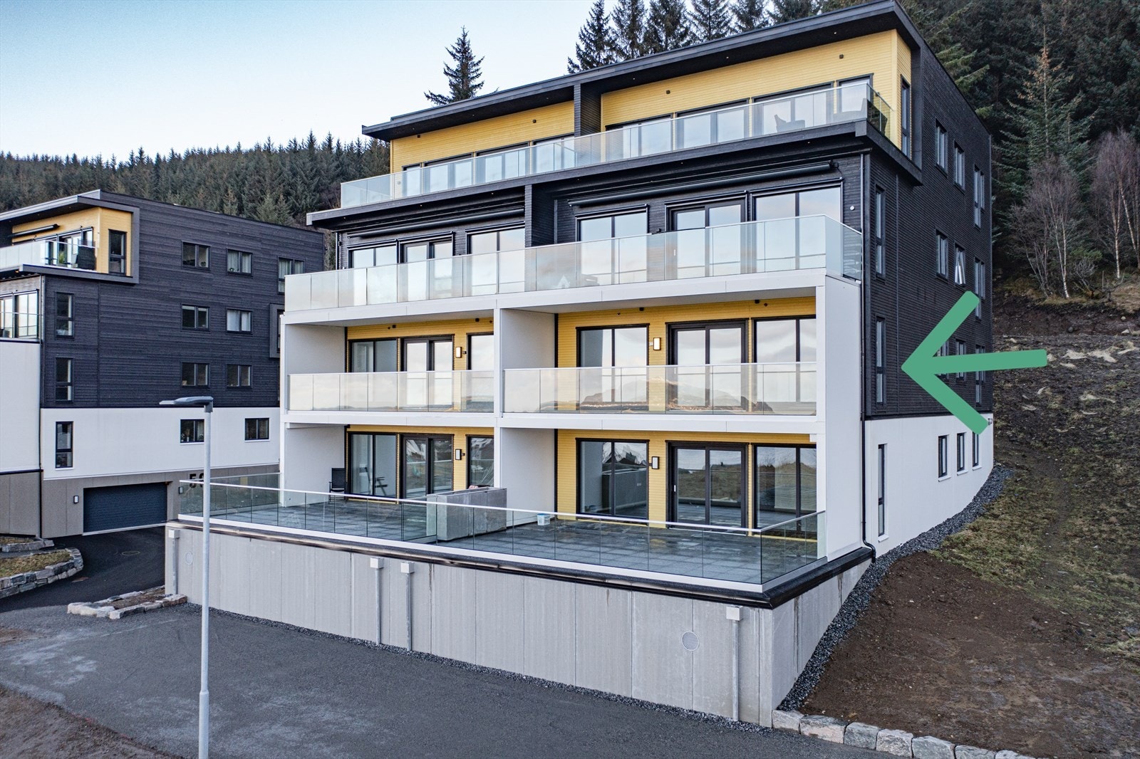 Seksjonen ligger på høyre side i byggets andre etasje. Galleribilde