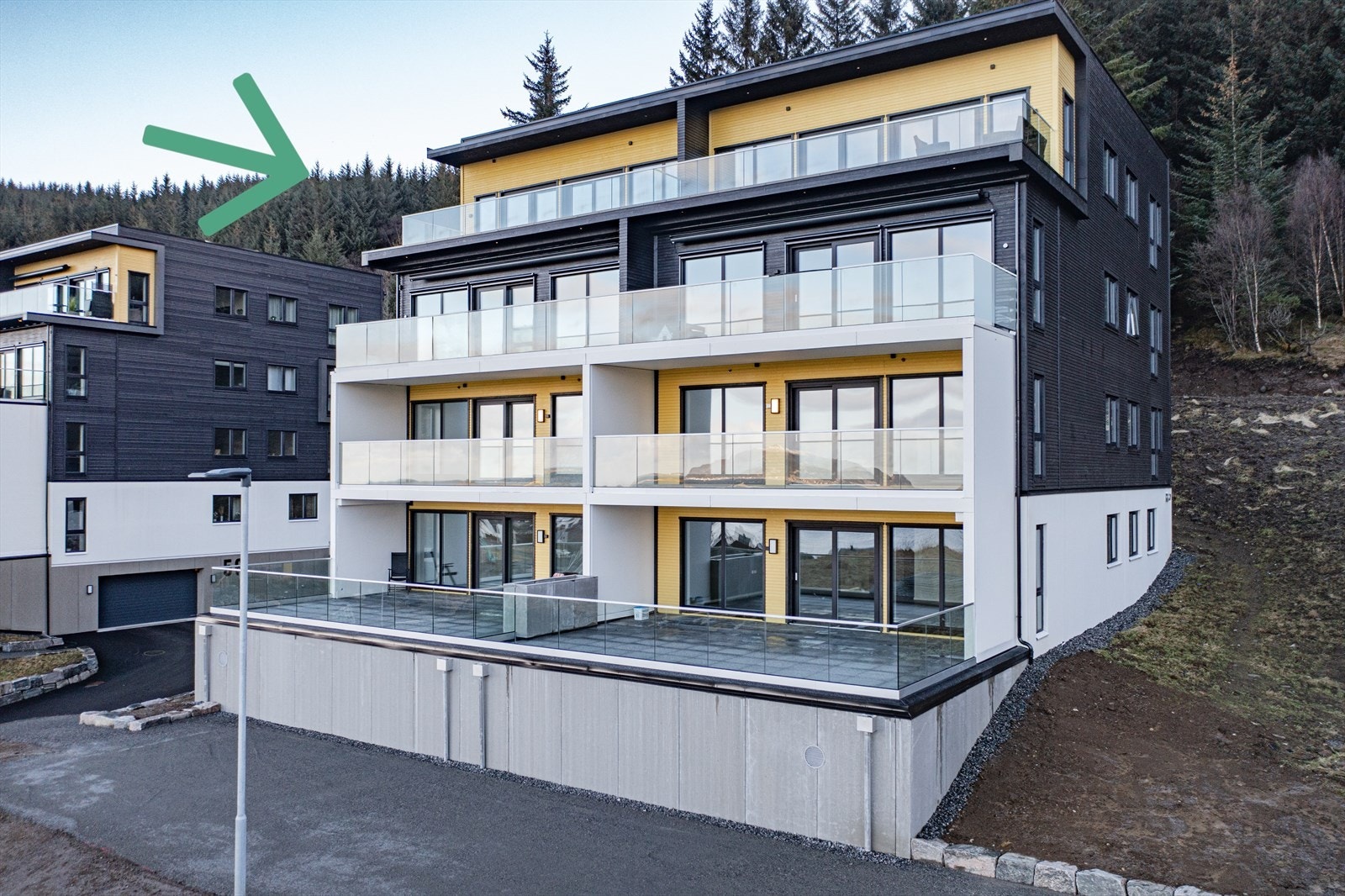 Leiligheten ligger i byggets øverste etasje med stor veranda, fantastisk utsikt og gode solforhold. Galleribilde