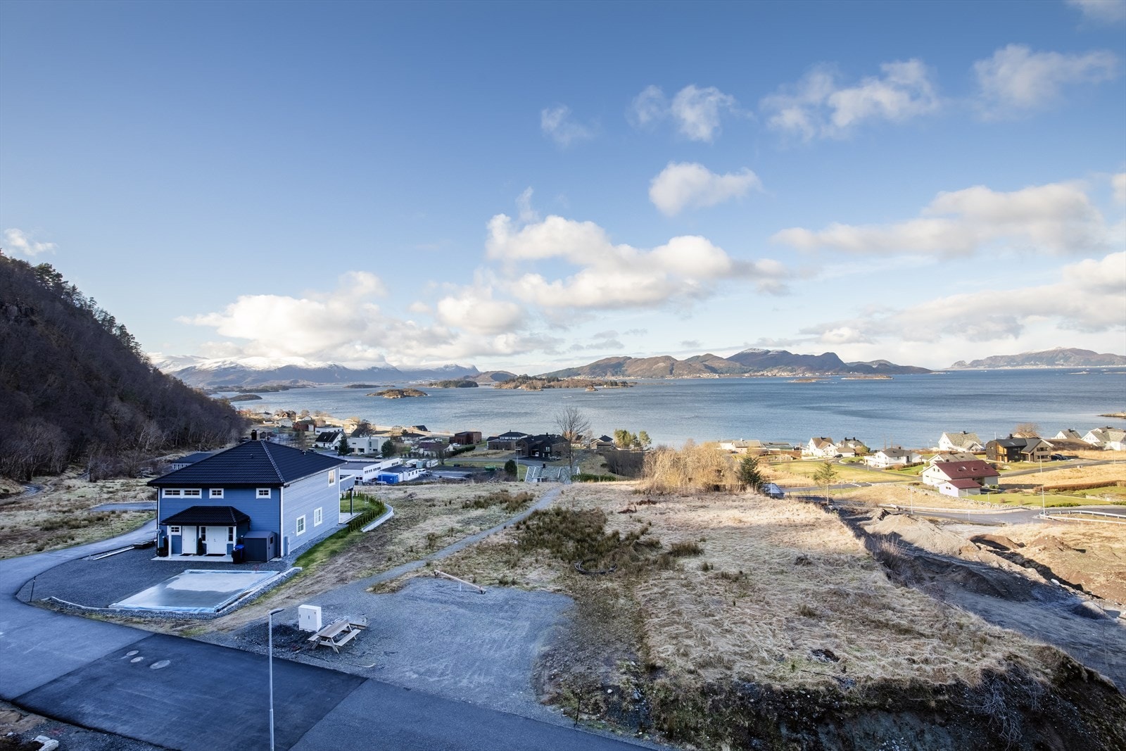 Leiligheten ligger i byggets øverste etasje med stor terrasse, fantastisk utsikt og gode solforhold. Galleribilde