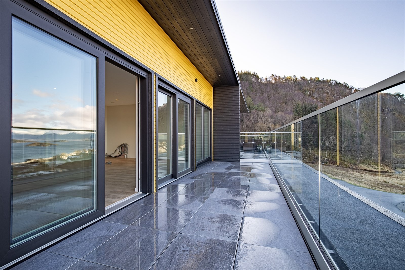 Leiligheten ligger i byggets øverste etasje med stor terrasse, fantastisk utsikt og gode solforhold. Galleribilde